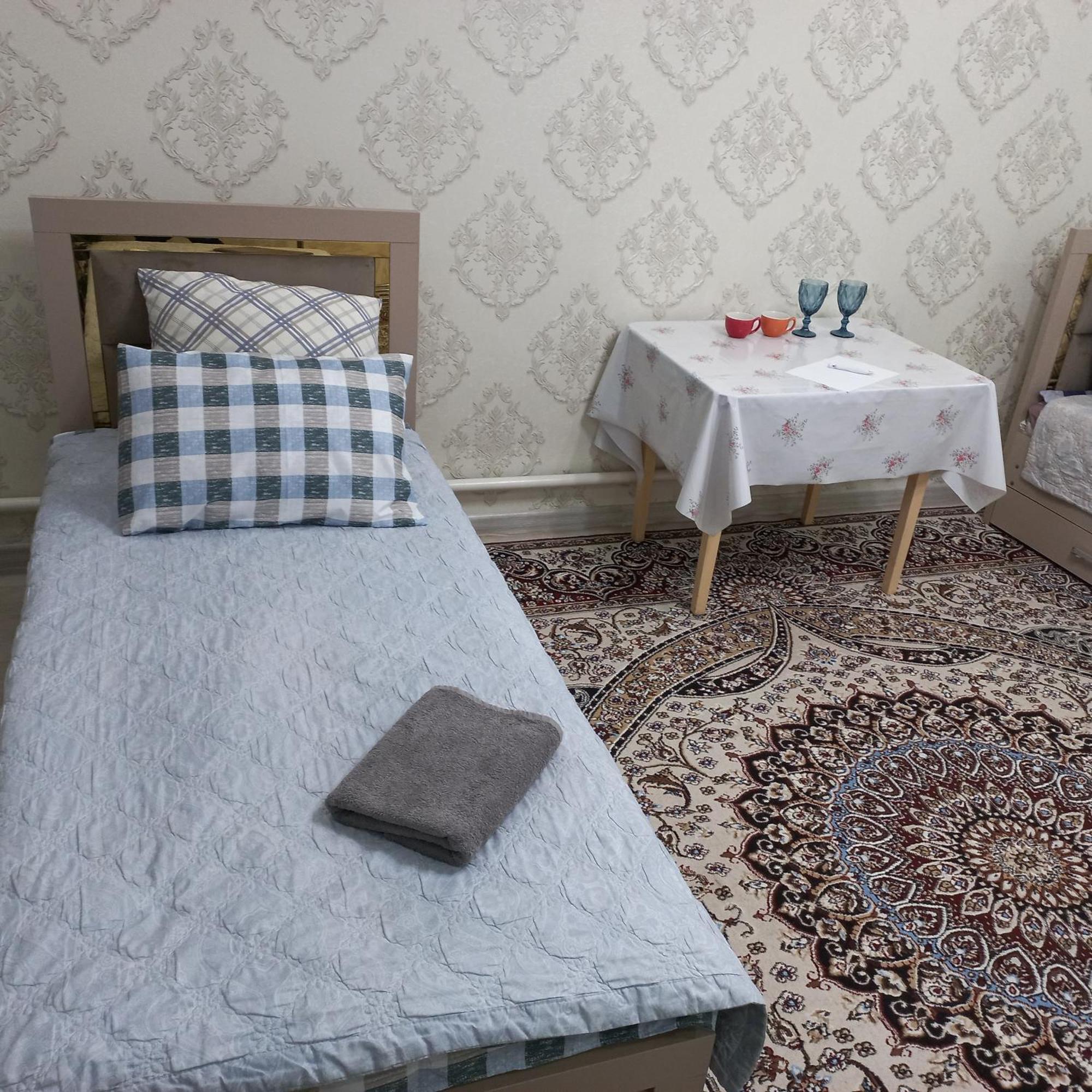 Hotel "Тихий Дом Трансфер" Bishkek Quarto foto